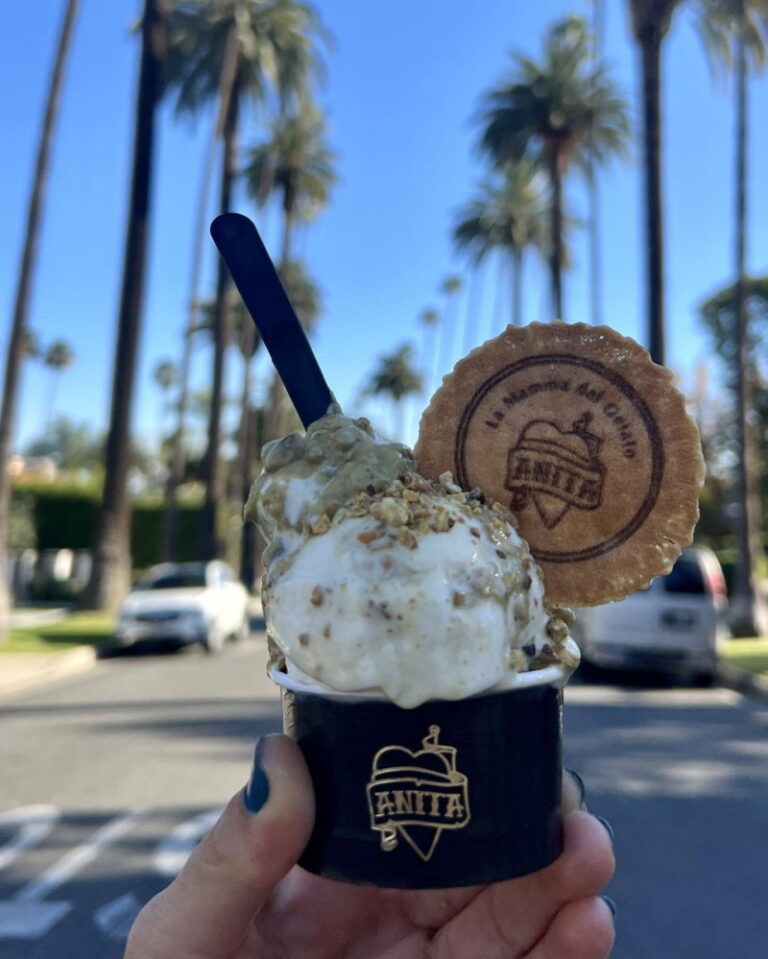 Person holding ice cream cup with cookie - Summer date idea ambiance with ice cream for a fun and delicious outing.