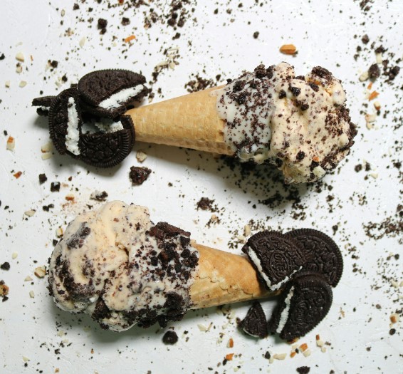 there are two ice cream cones with oreo cookies on them