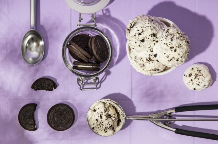 there are cookies and ice creams on a table with spoons