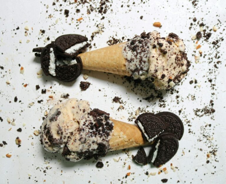 there are two ice cream cones with oreo cookies on them