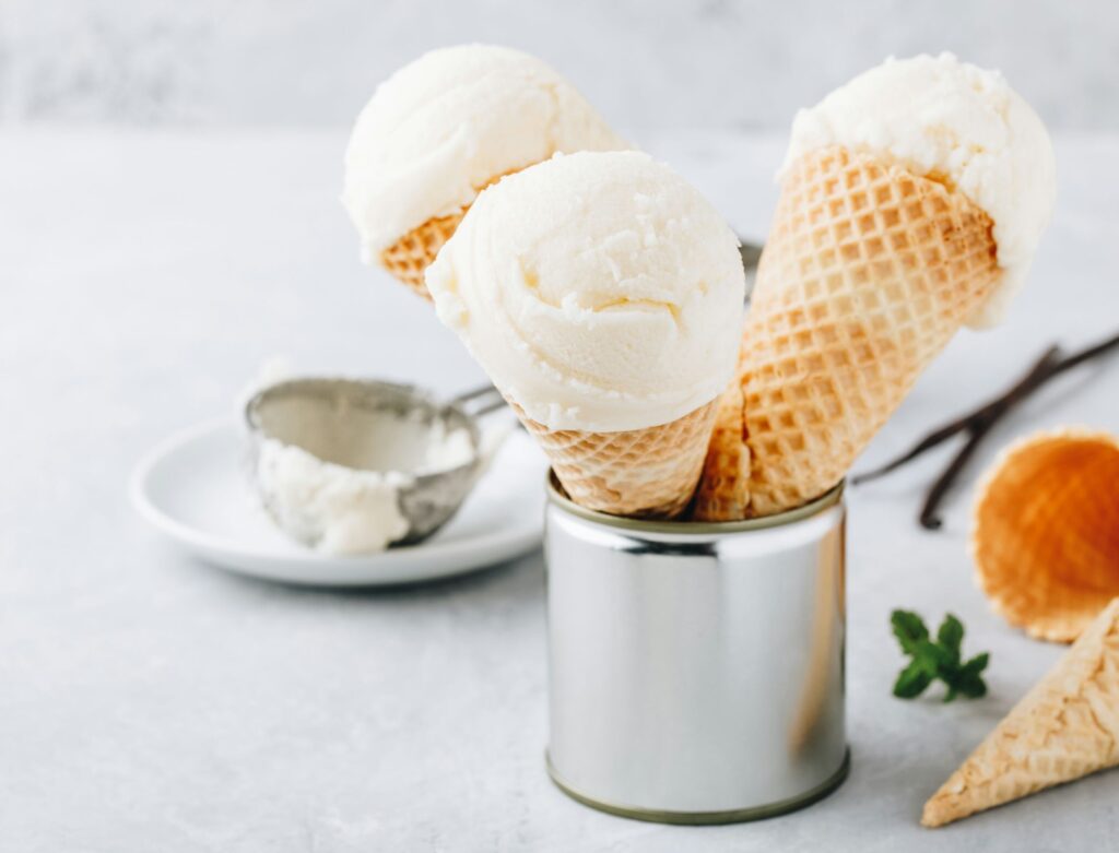 there are three cones of ice cream in a can with a spoon